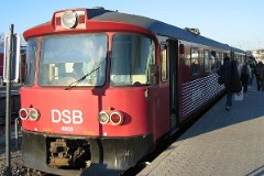 DSB ML 4905 trainset photographed at the railway station in Hillerød 8. November 2004.  The ML/FL trainset was built by Duewag and Scandia and was delivered to DSB in 1984 in a number of 7 motorcoaches (ML) and 5 middle section coaches (FL). The trainsets are similar to the Y-class - used by a lot of Danish private railway compagnies. 2 diesel engines a 132 kW. Max speed 80 km/h - 50 mph. Length ML 17 530 mm - FL 17. 450 mm. Weight ML 27 metric tonnes - FL 18 metric tonnes. ML has 47 seats, FL 64 seats all 2nd class. The trainsets were renovated in 1997-1998. The ML/FL is used for the line Hillerød - Helsingør, called "Lille Nord".